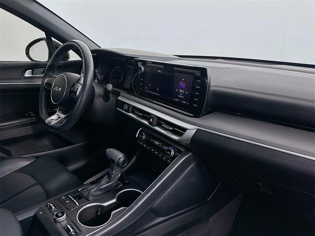 Photo of 2022 Glacial White Pearl Kia K5