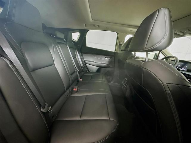Photo of 2025 White / Black Nissan Murano