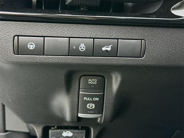 Photo of 2025 White / Black Nissan Murano