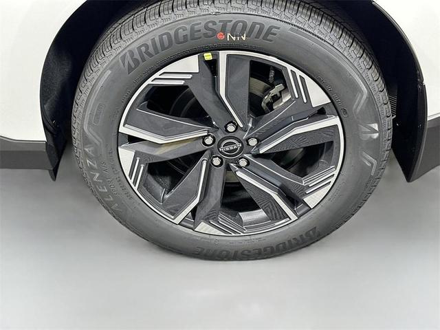 Photo of 2025 White / Black Nissan Murano