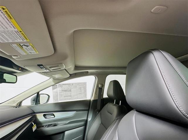 Photo of 2025 White / Black Nissan Murano