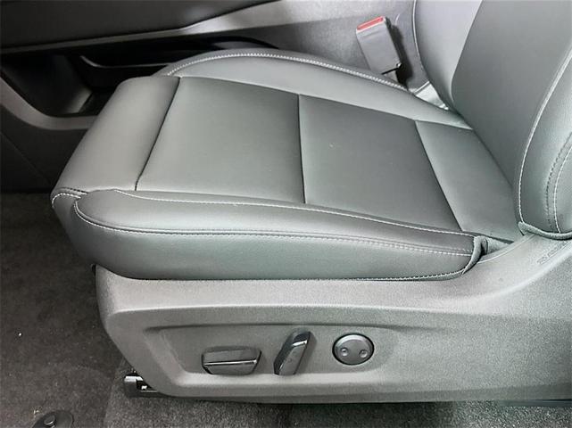 Photo of 2025 White / Black Nissan Murano