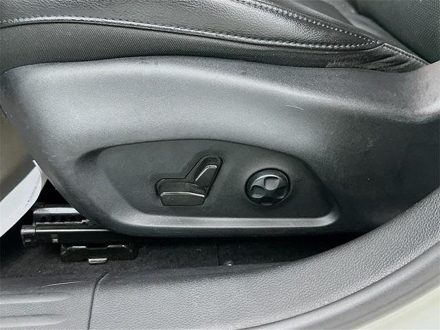 Photo of 2021 Pearl White Tri-Coat Jeep Compass