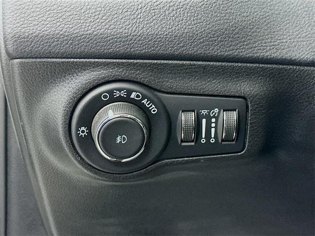 Photo of 2021 Pearl White Tri-Coat Jeep Compass