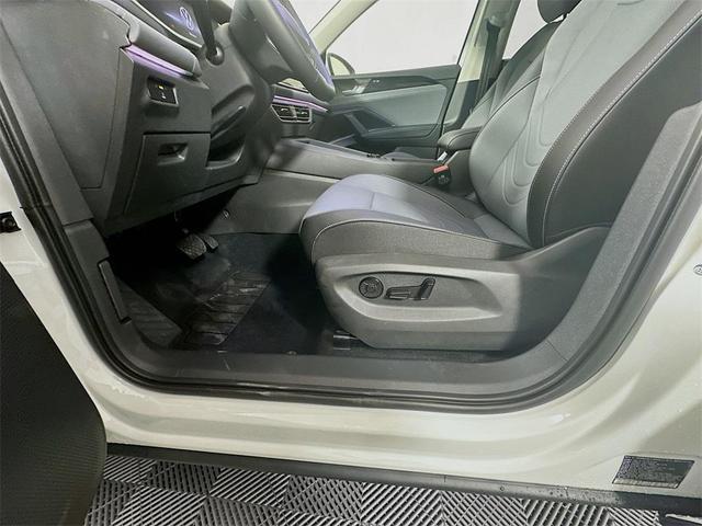 Photo of 2025 Pure White Volkswagen Tiguan