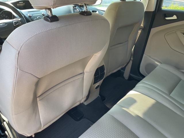 Photo of 2017 Oxford White Ford Escape