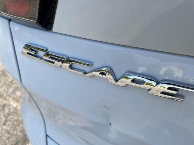 Photo of 2017 Oxford White Ford Escape