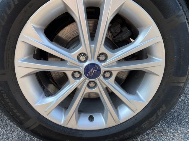Photo of 2017 Oxford White Ford Escape