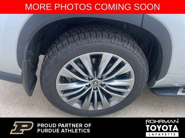 Photo of 2021 Celestial Silver Metallic Toyota Highlander Hybrid