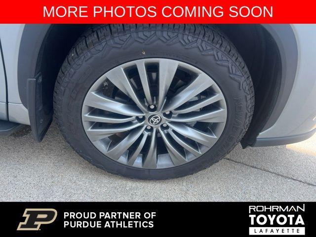 Photo of 2021 Celestial Silver Metallic Toyota Highlander Hybrid