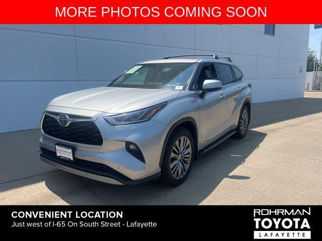 Photo of 2021 Celestial Silver Metallic Toyota Highlander Hybrid