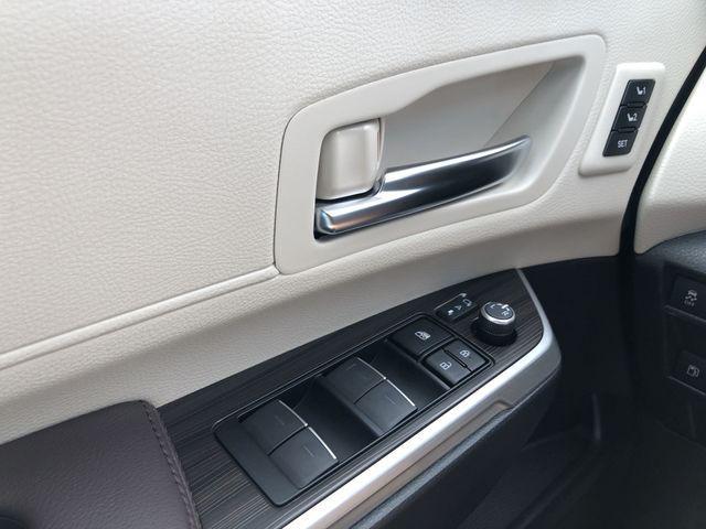 Photo of 2023 Midnight Black Metallic Toyota Sienna