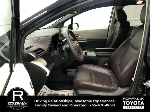 Photo of 2023 Midnight Black Metallic Toyota Sienna