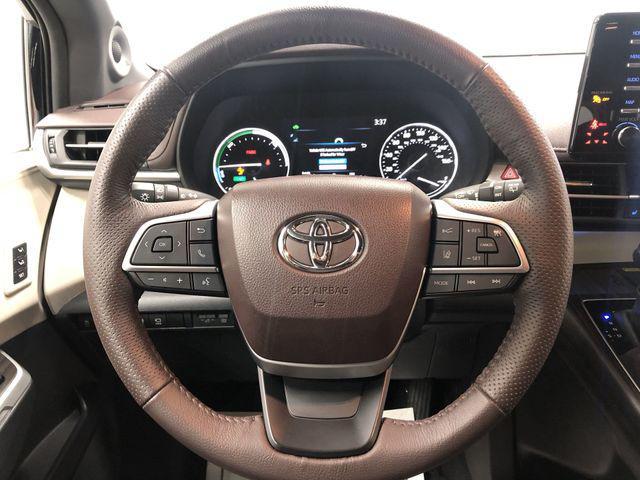 Photo of 2023 Midnight Black Metallic Toyota Sienna