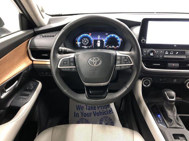 Photo of 2024 Midnight Black Metallic Toyota Grand Highlander