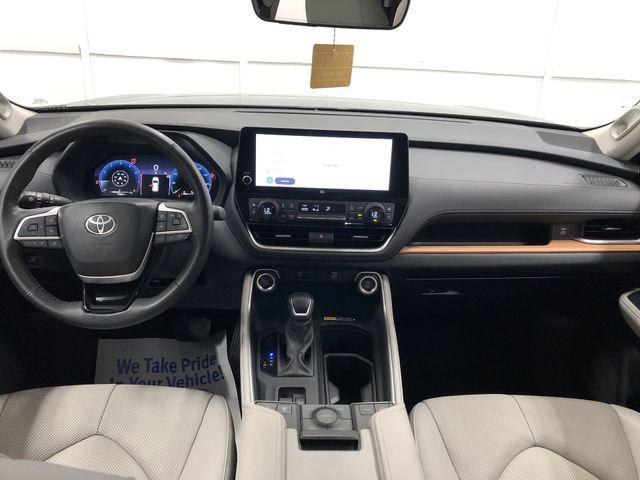 Photo of 2024 Midnight Black Metallic Toyota Grand Highlander