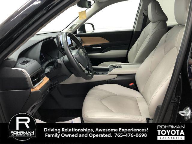 Photo of 2024 Midnight Black Metallic Toyota Grand Highlander