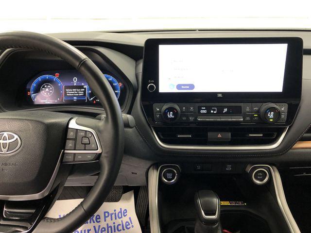 Photo of 2024 Midnight Black Metallic Toyota Grand Highlander