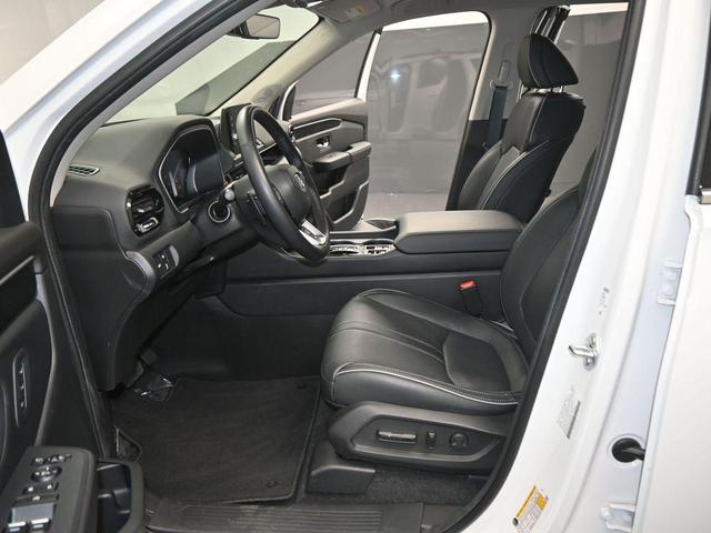 Photo of 2024 Platinum White Pearl Honda Pilot