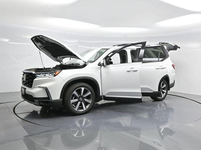 Photo of 2024 Platinum White Pearl Honda Pilot