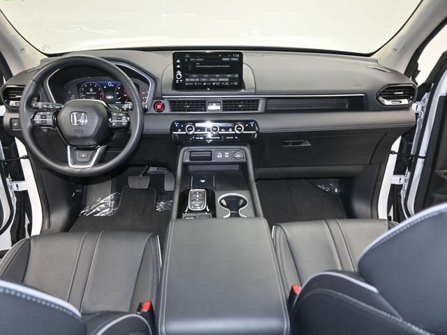 Photo of 2024 Platinum White Pearl Honda Pilot