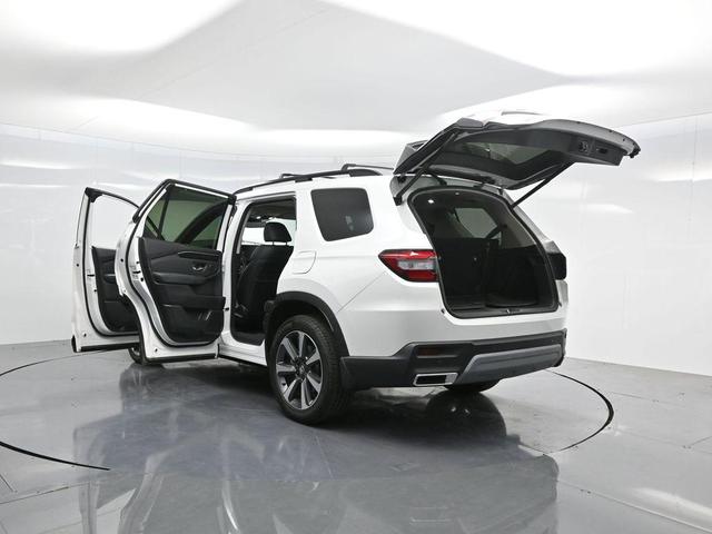 Photo of 2024 Platinum White Pearl Honda Pilot