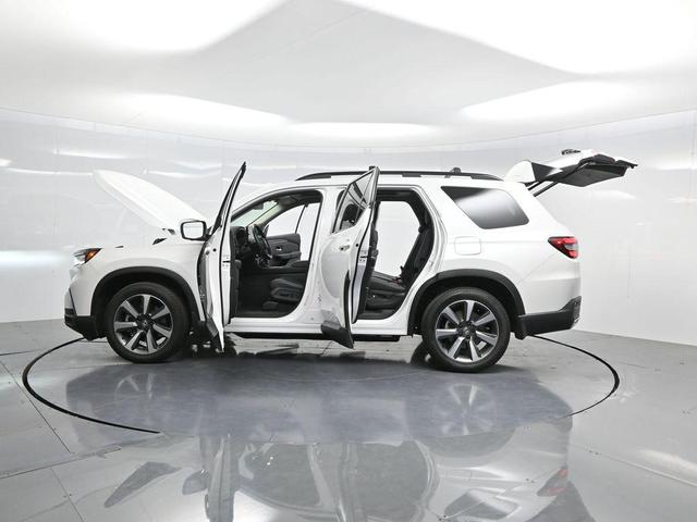 Photo of 2024 Platinum White Pearl Honda Pilot