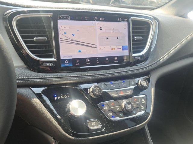 Photo of 2026 Diamond Black Crystal Pearlcoat Chrysler Pacifica
