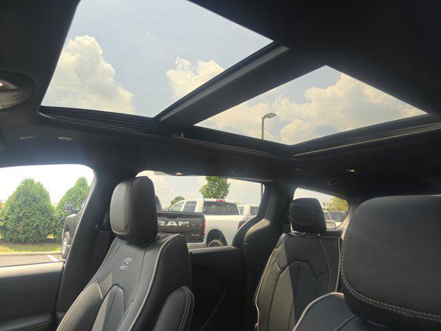 Photo of 2026 Diamond Black Crystal Pearlcoat Chrysler Pacifica