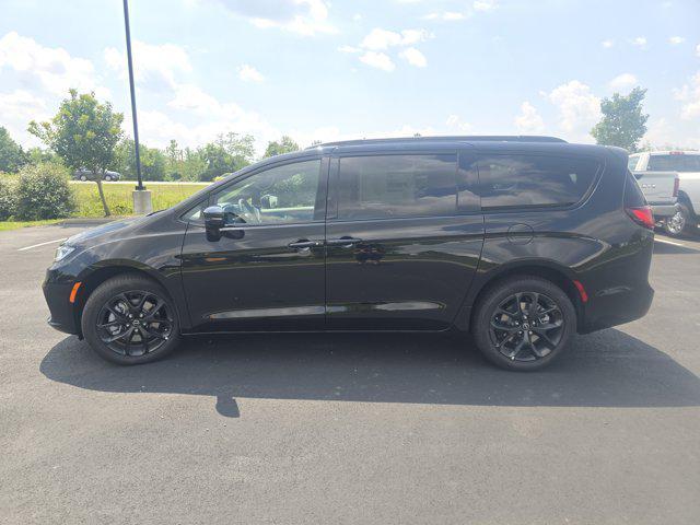 Photo of 2026 Diamond Black Crystal Pearlcoat Chrysler Pacifica