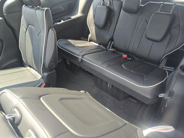 Photo of 2026 Diamond Black Crystal Pearlcoat Chrysler Pacifica