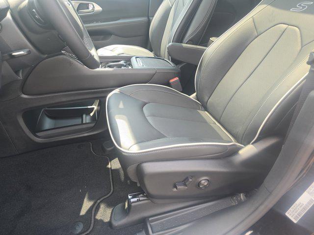 Photo of 2026 Diamond Black Crystal Pearlcoat Chrysler Pacifica
