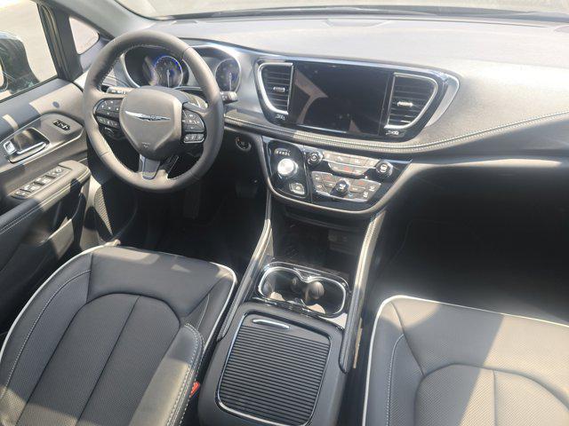 Photo of 2026 Diamond Black Crystal Pearlcoat Chrysler Pacifica