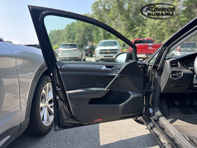 Photo of 2020 Deep Black Pearl Volkswagen Golf