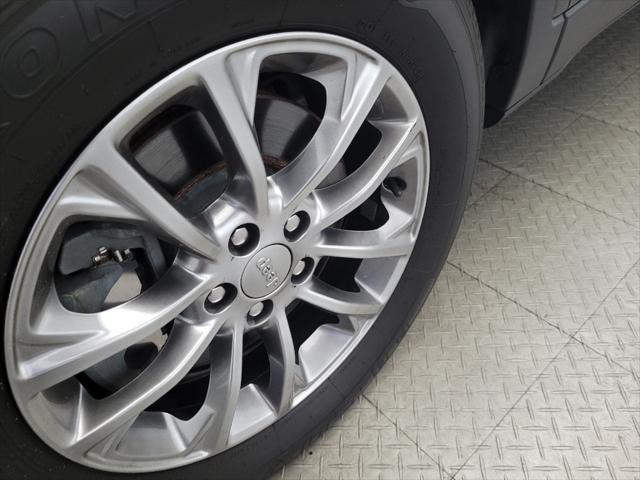 Photo of 2019 Gray Jeep Cherokee