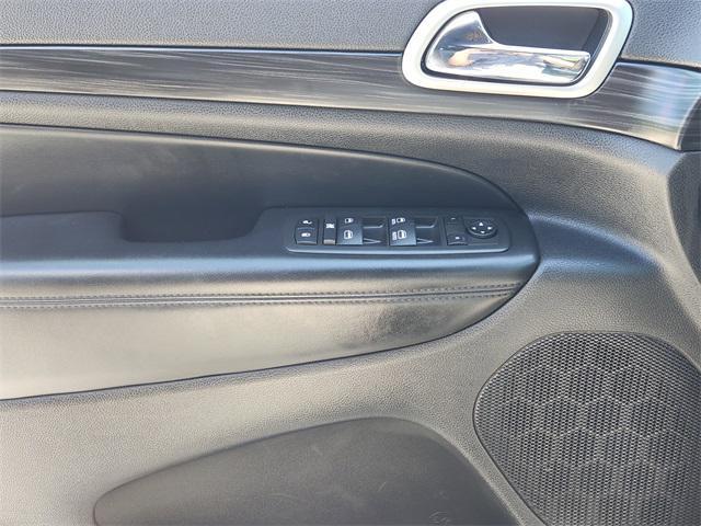 Photo of 2022 Diamond Black Crystal Pearlcoat Jeep Grand Cherokee