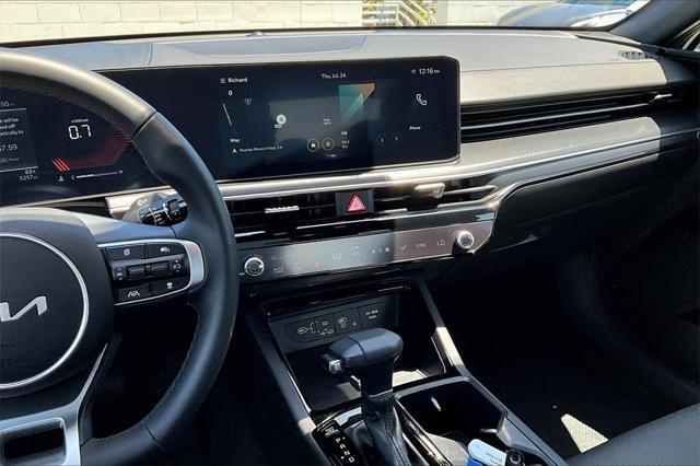 Photo of 2025 Snow White Pearl Kia K5
