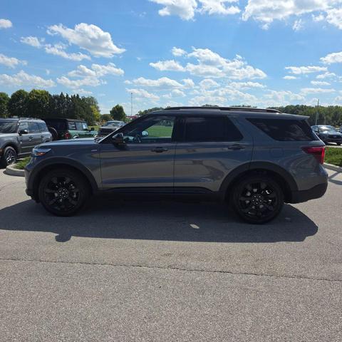 Photo of 2023 Carbonized Gray Metallic Ford Explorer