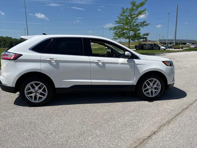 Photo of 2023 Star White Metallic Tri-Coat Ford Edge