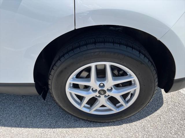 Photo of 2023 Star White Metallic Tri-Coat Ford Edge