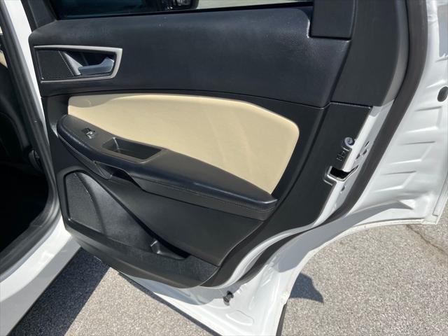 Photo of 2023 Star White Metallic Tri-Coat Ford Edge