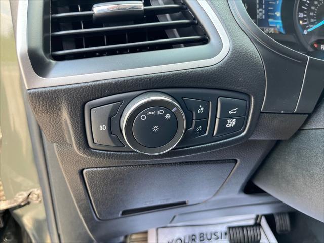 Photo of 2022 Forged Green Metallic Ford Edge