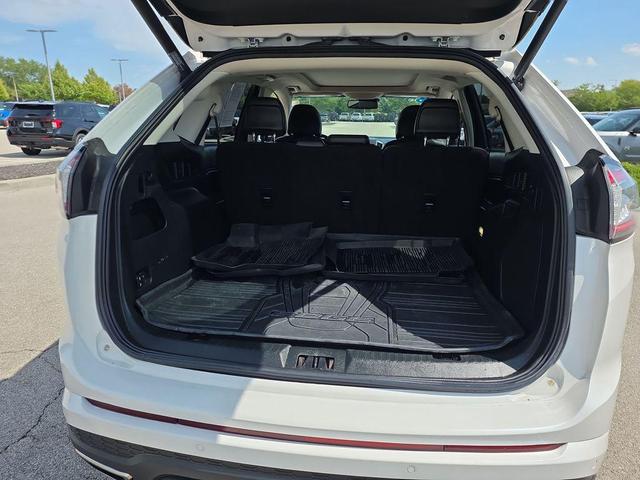 Photo of 2018 White Platinum Metallic Tri-Coat Ford Edge