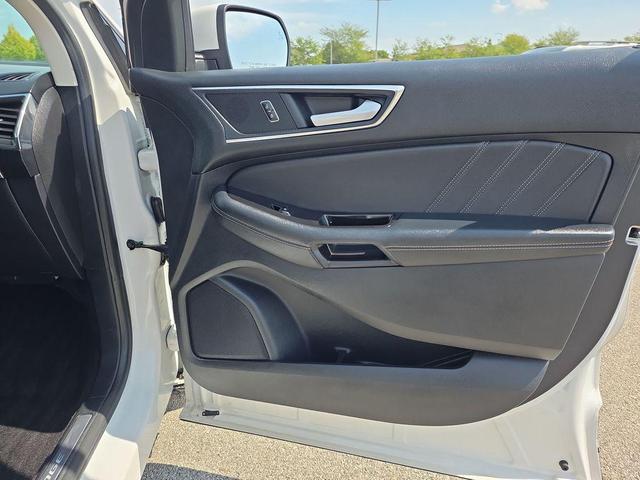 Photo of 2018 White Platinum Metallic Tri-Coat Ford Edge