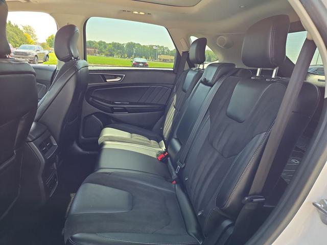 Photo of 2018 White Platinum Metallic Tri-Coat Ford Edge