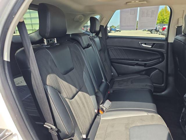Photo of 2018 White Platinum Metallic Tri-Coat Ford Edge