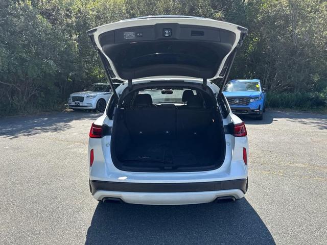 Photo of 2024 Radiant White INFINITI QX50