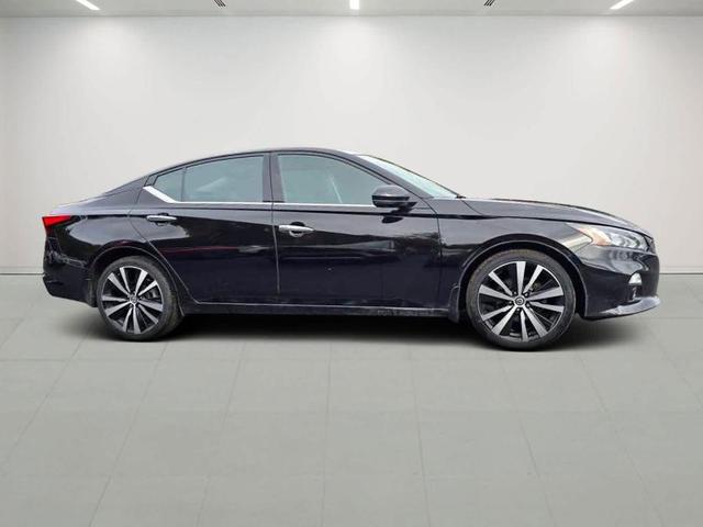 Photo of 2021 Black Nissan Altima