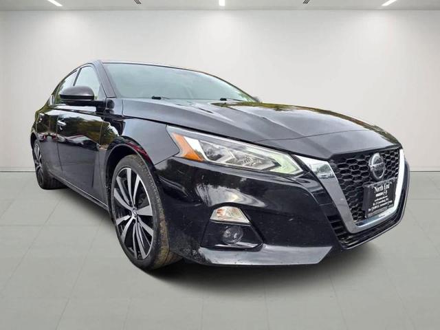 Photo of 2021 Black Nissan Altima
