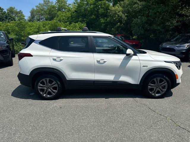 Photo of 2023 Snow White Pearl Kia Seltos